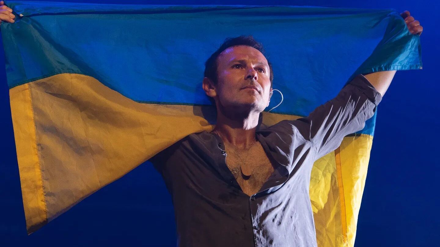 Святослав Вакарчук спел Червону руту с жителями Изюма - видео Святослав Вакарчук спел Червону руту с жителями Изюма - видео