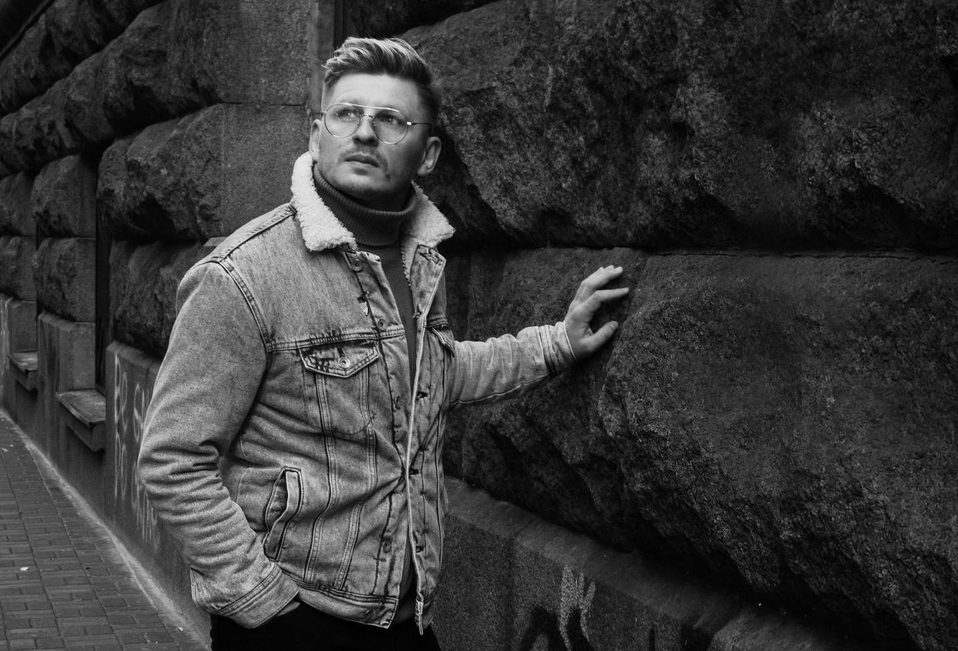 Интервью с лидером группы Фиолет - о российской музыке, войне и творчестве Интервью с лидером группы Фиолет - о российской музыке, войне и творчестве