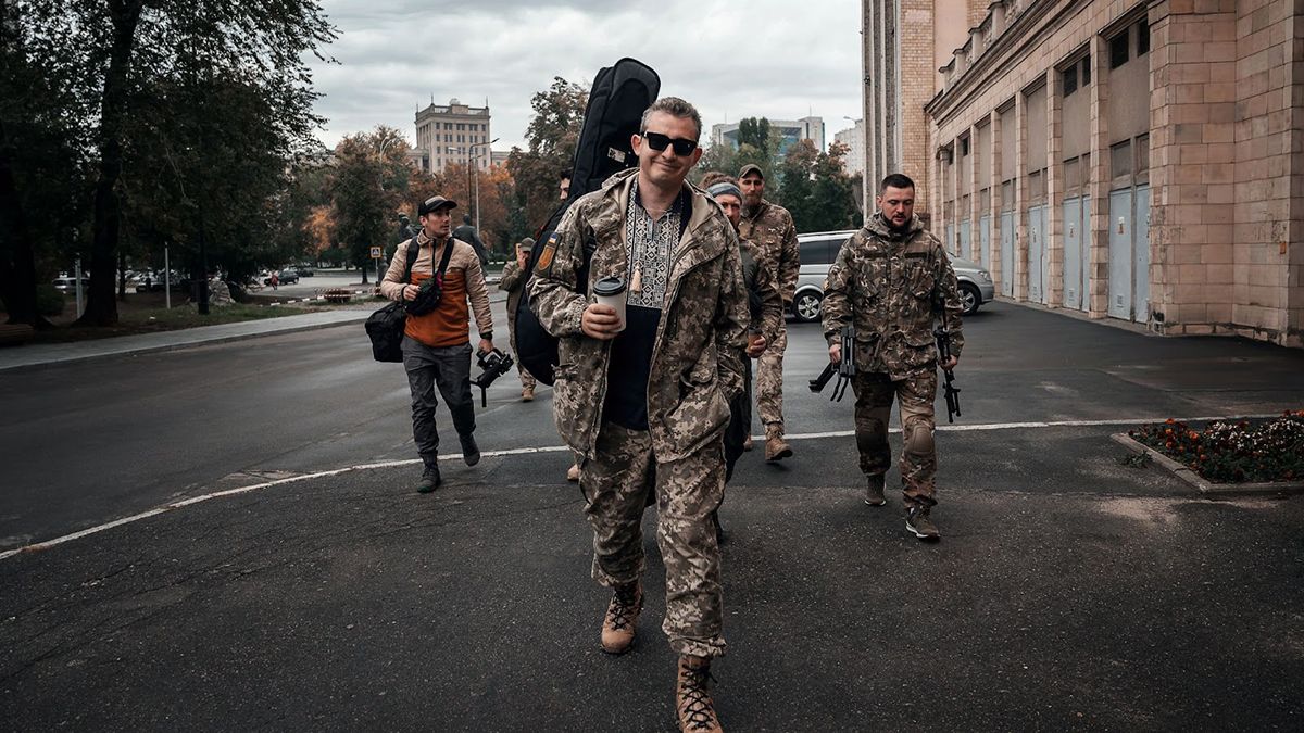 Коля Сєрга заспівав для жінки, якій відірвало ногу – щемливі фото з Куп'янська Коля Сєрга заспівав для жінки, якій відірвало ногу – щемливі фото з Куп'янська