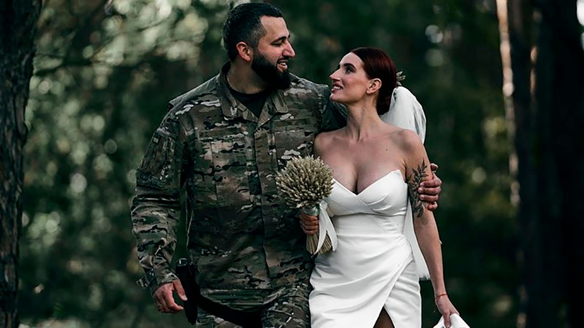 Снайперка Євгенія Емеральд вийшла заміж на передовій – весільні фото