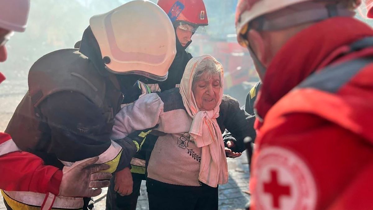 Атака дронов на Киев – из-под завалов дома спасли бабушку ведущего – фото