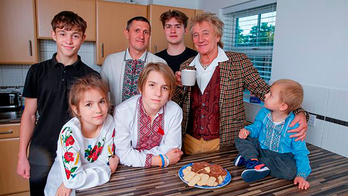 Род Стюарт поддержал семью беженцев из Украины – как он им помогает – фото