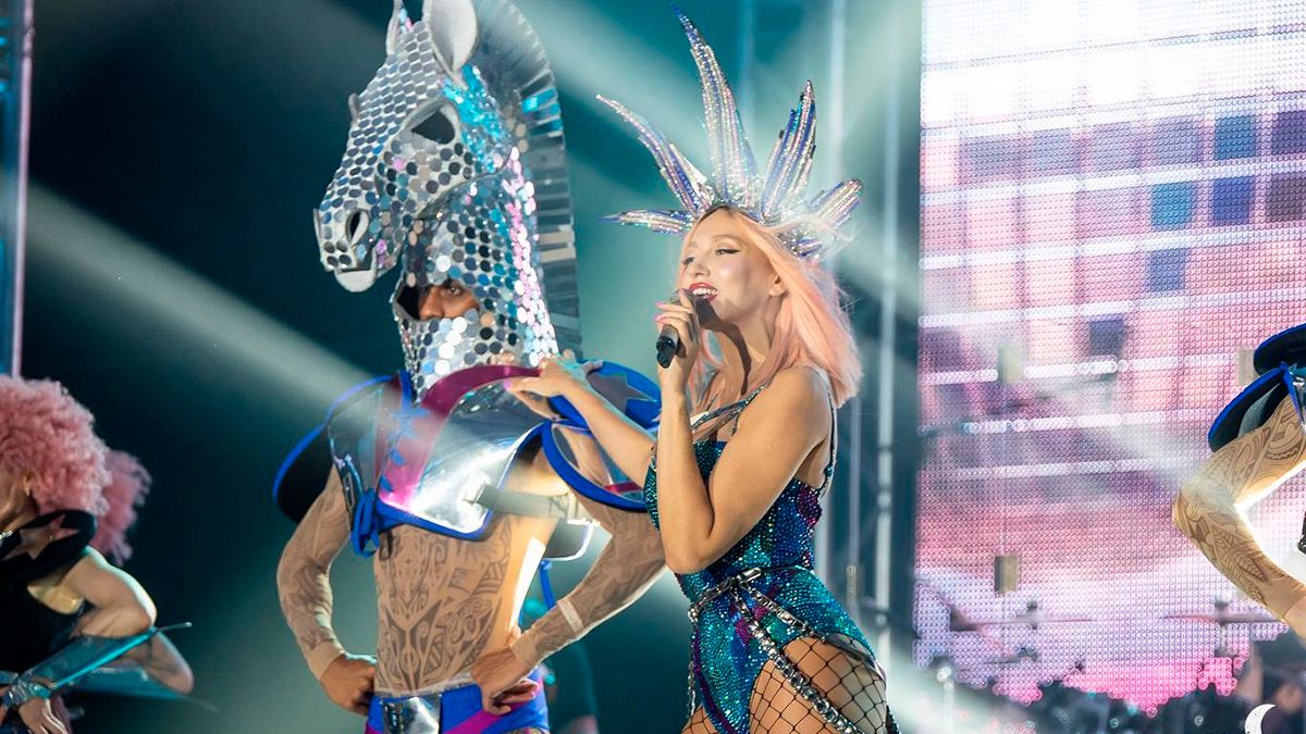 Оля Полякова высмеяла россиян – они спели ее хит Королева ночи – видео Оля Полякова высмеяла россиян – они спели ее хит Королева ночи – видео