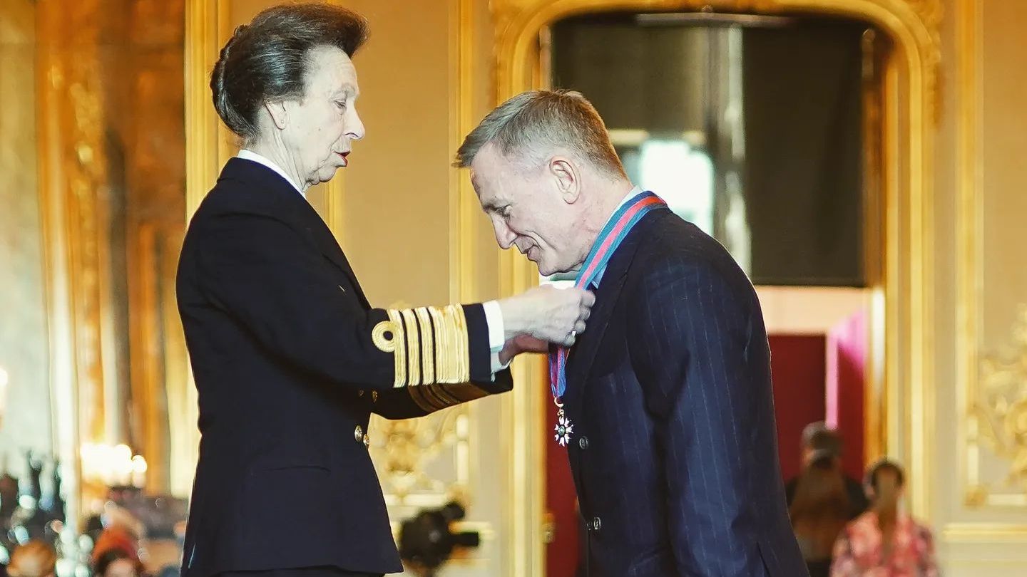 Принцеса Анна нагородила Деніела Крейга Орденом Святого Михайла