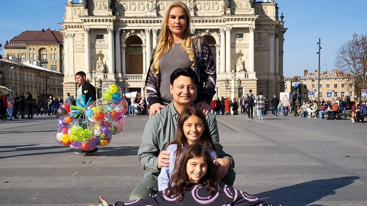 Камалія вперше за 8 місяців привезла в Україну доньок - фото Камалія вперше за 8 місяців привезла в Україну доньок - фото