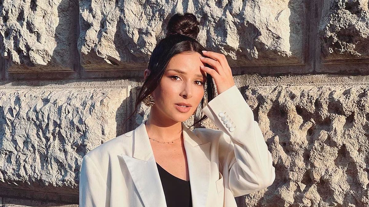 Экономия электроэнергии – Злата Огневич показала, как проводить вечера – видео Экономия электроэнергии – Злата Огневич показала, как проводить вечера – видео