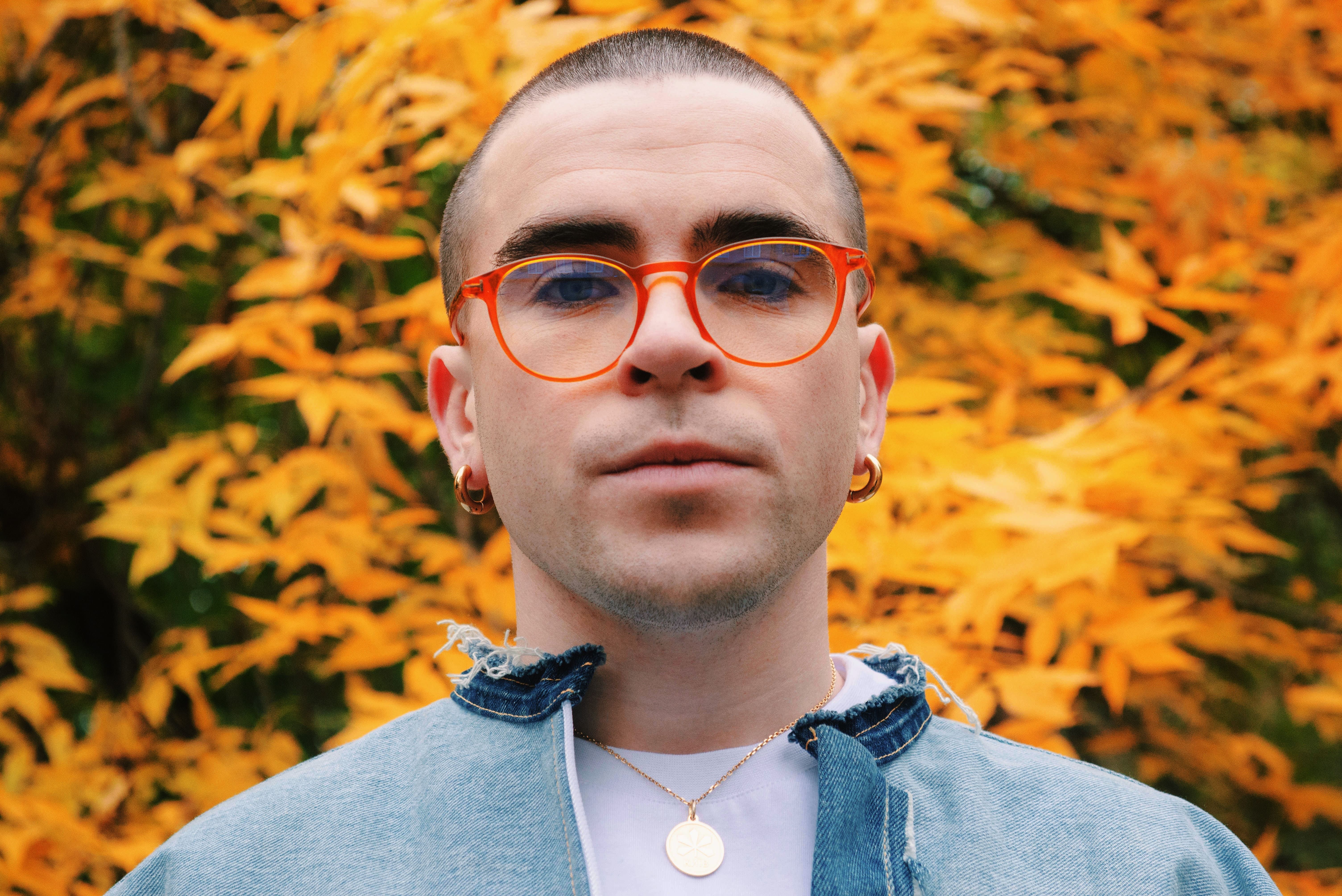 Wellboy презентував нову пісню - кліп, де показав міст Кличка у Києві Wellboy презентував нову пісню - кліп, де показав міст Кличка у Києві