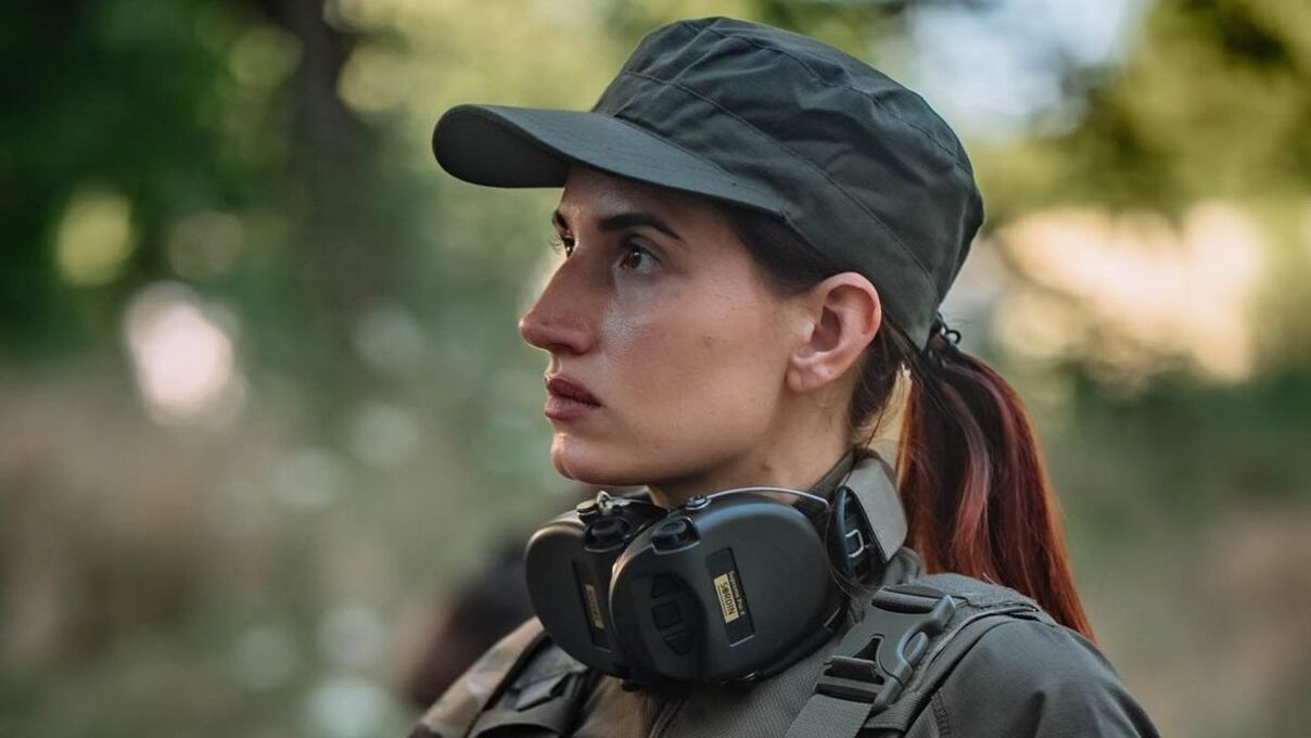 Снайперша Жанна д'Арк высказалась о конфликте с блоггерами и Сашей Бо Снайперша Жанна д'Арк высказалась о конфликте с блоггерами и Сашей Бо