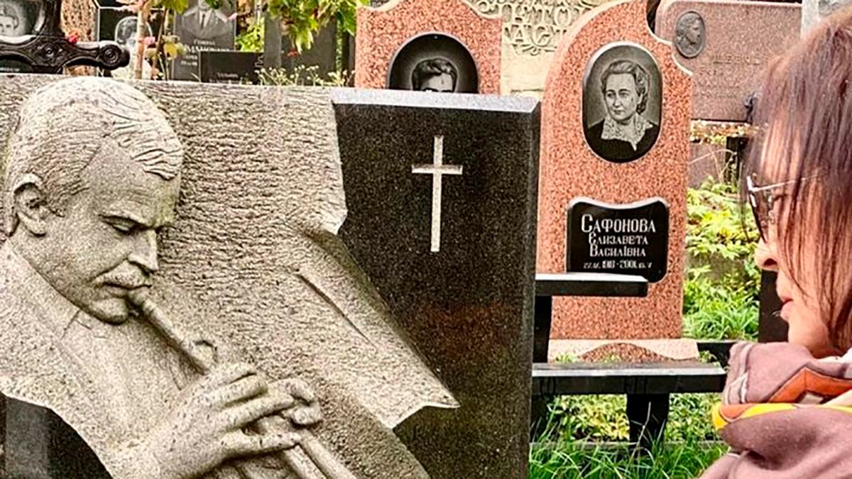 София Ротару приехала в Киев на могилу мужа – фото с кладбища