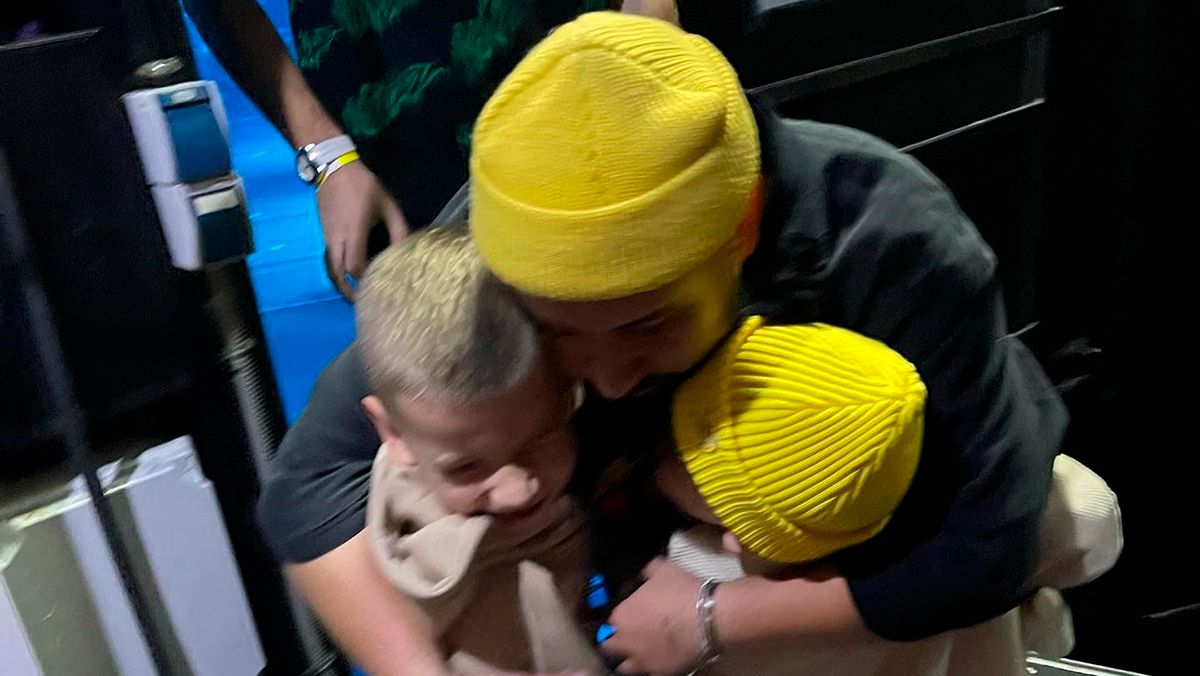 Монатик вышел на сцену с сыновьями – видео с концерта в Мадриде