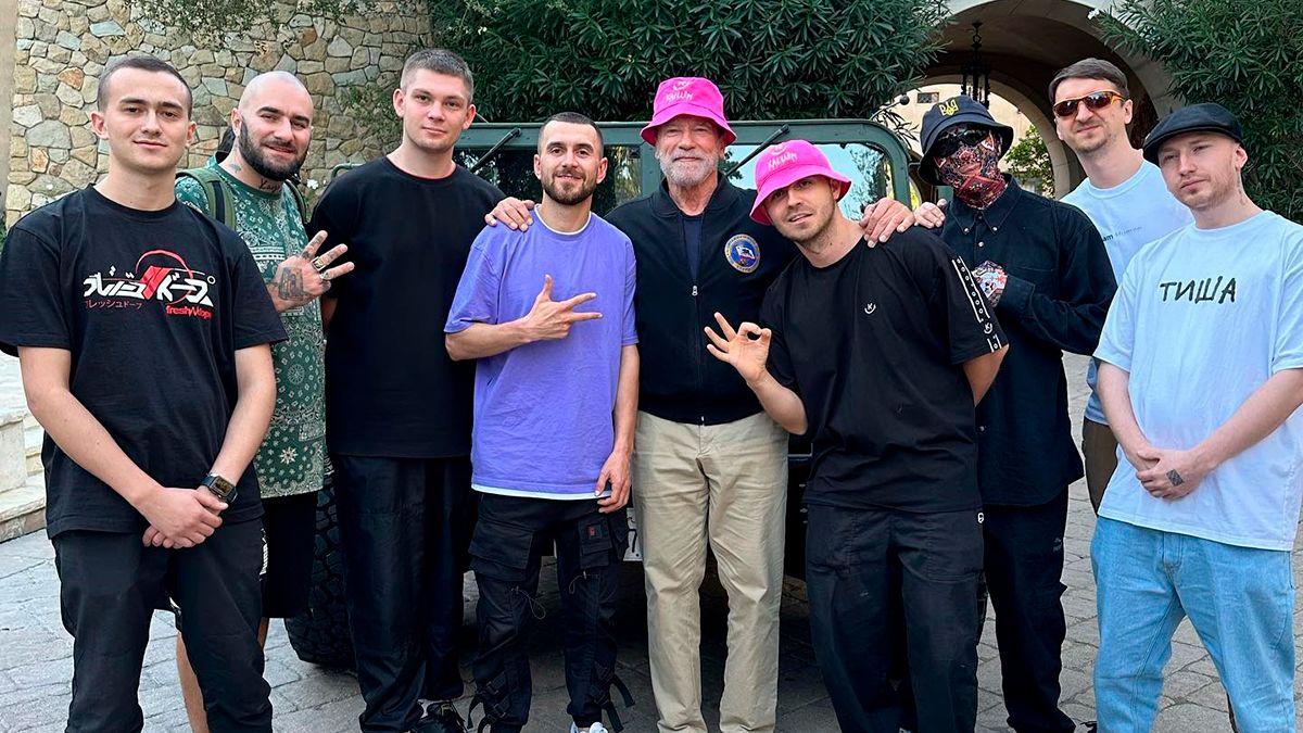 Kalush Orchestra встретился со Шварценеггером – что рэперы подарили актеру – фото Kalush Orchestra встретился со Шварценеггером – что рэперы подарили актеру – фото