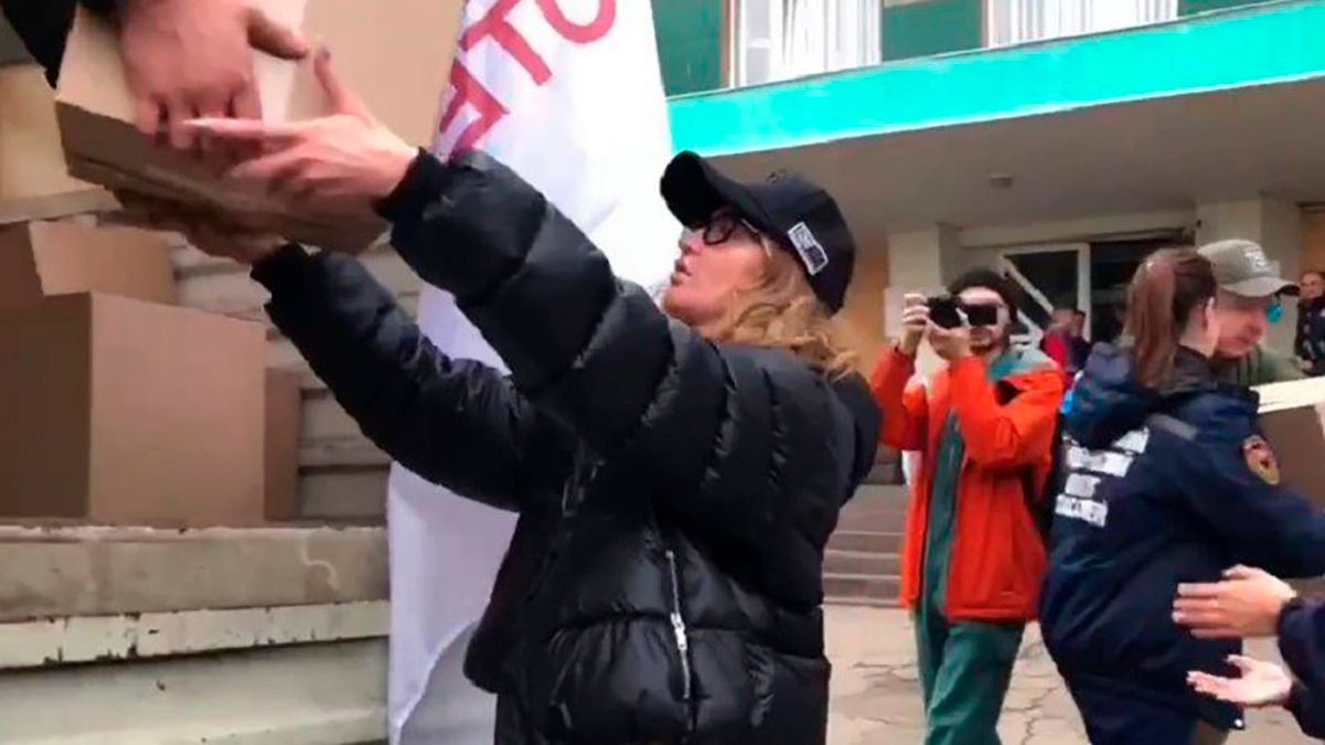 Оля Бузова приперлась в Донецк с гуманитаркой – Ефросинина и Бедняков отреагировали Оля Бузова приперлась в Донецк с гуманитаркой – Ефросинина и Бедняков отреагировали