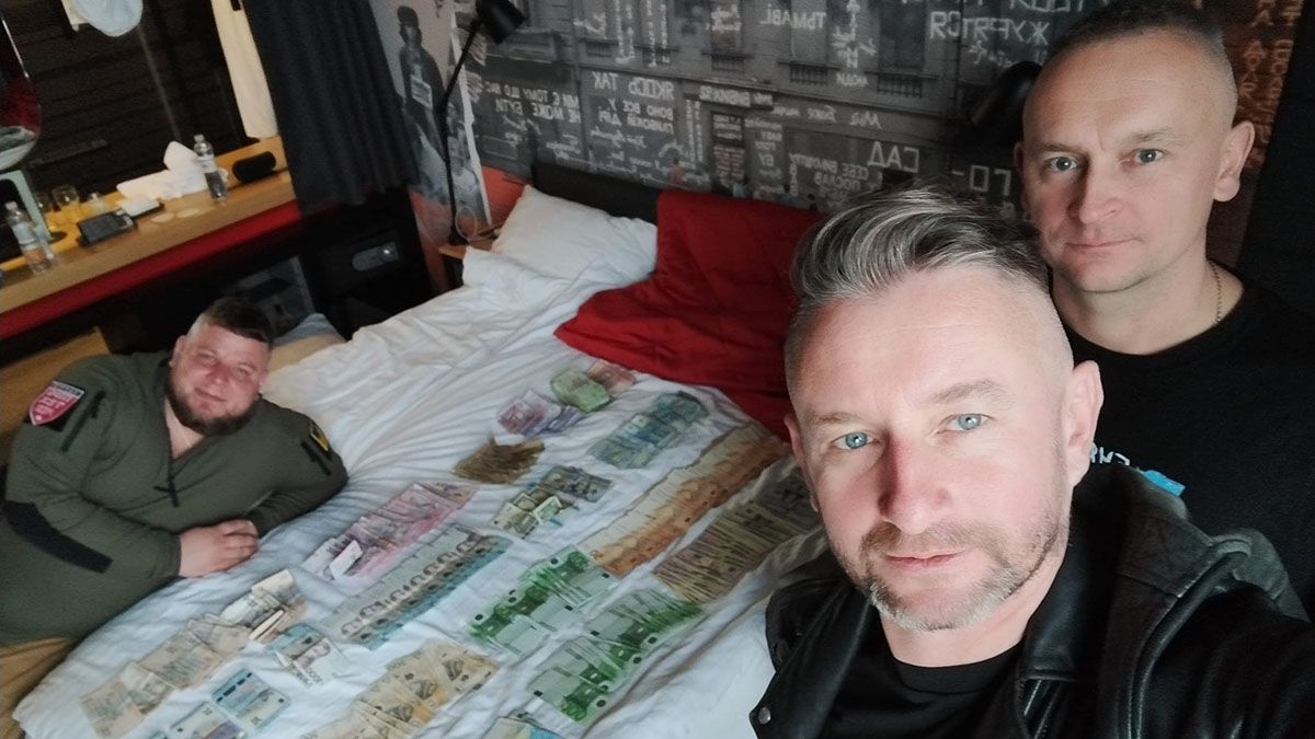 Сергій Жадан зібрав мільйон гривень на авто для ЗСУ – фото з купою грошей Сергій Жадан зібрав мільйон гривень на авто для ЗСУ – фото з купою грошей