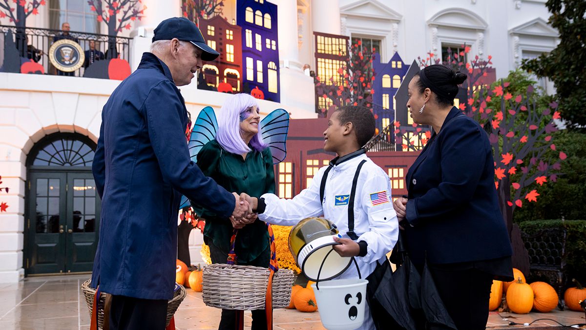 Байден в Хэллоуин раздавал конфеты детям – его жена в образе бабочки – фото, видео