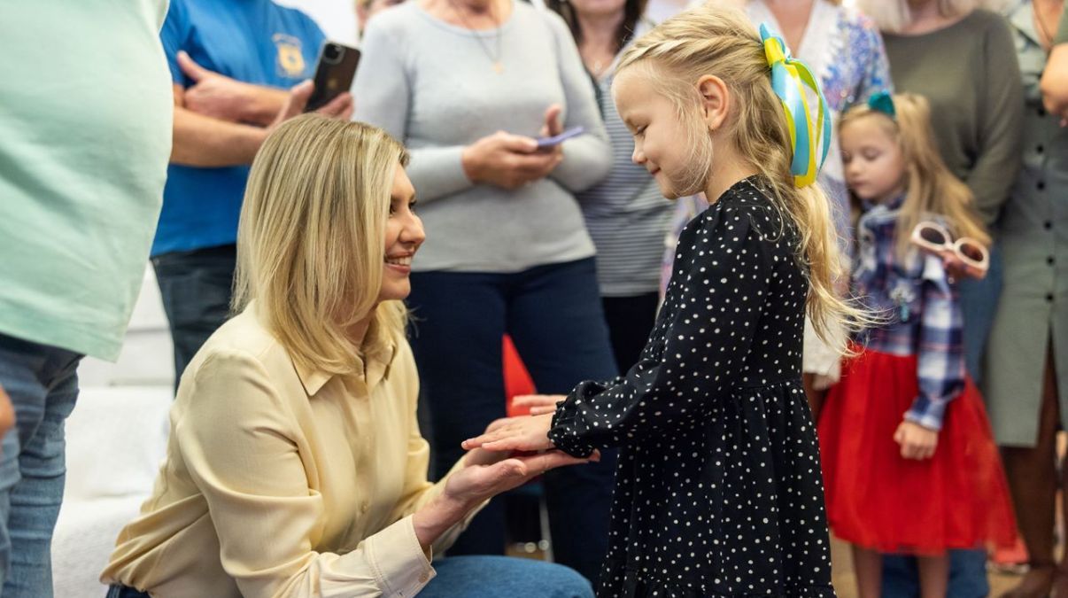 Елена Зеленская в блузке и джинсах в Португалии – фото Елена Зеленская в блузке и джинсах в Португалии – фото