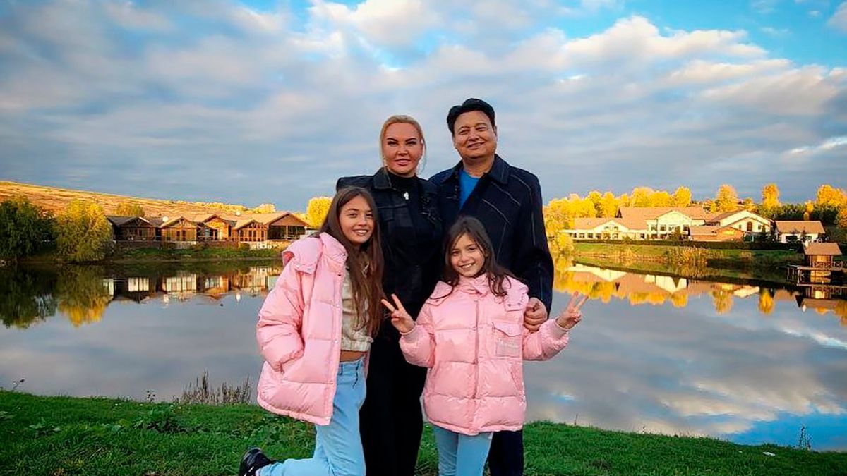 Камалия экономит, потому что ее муж-миллиардер обеднел - от чего она отказалась Камалия экономит, потому что ее муж-миллиардер обеднел - от чего она отказалась