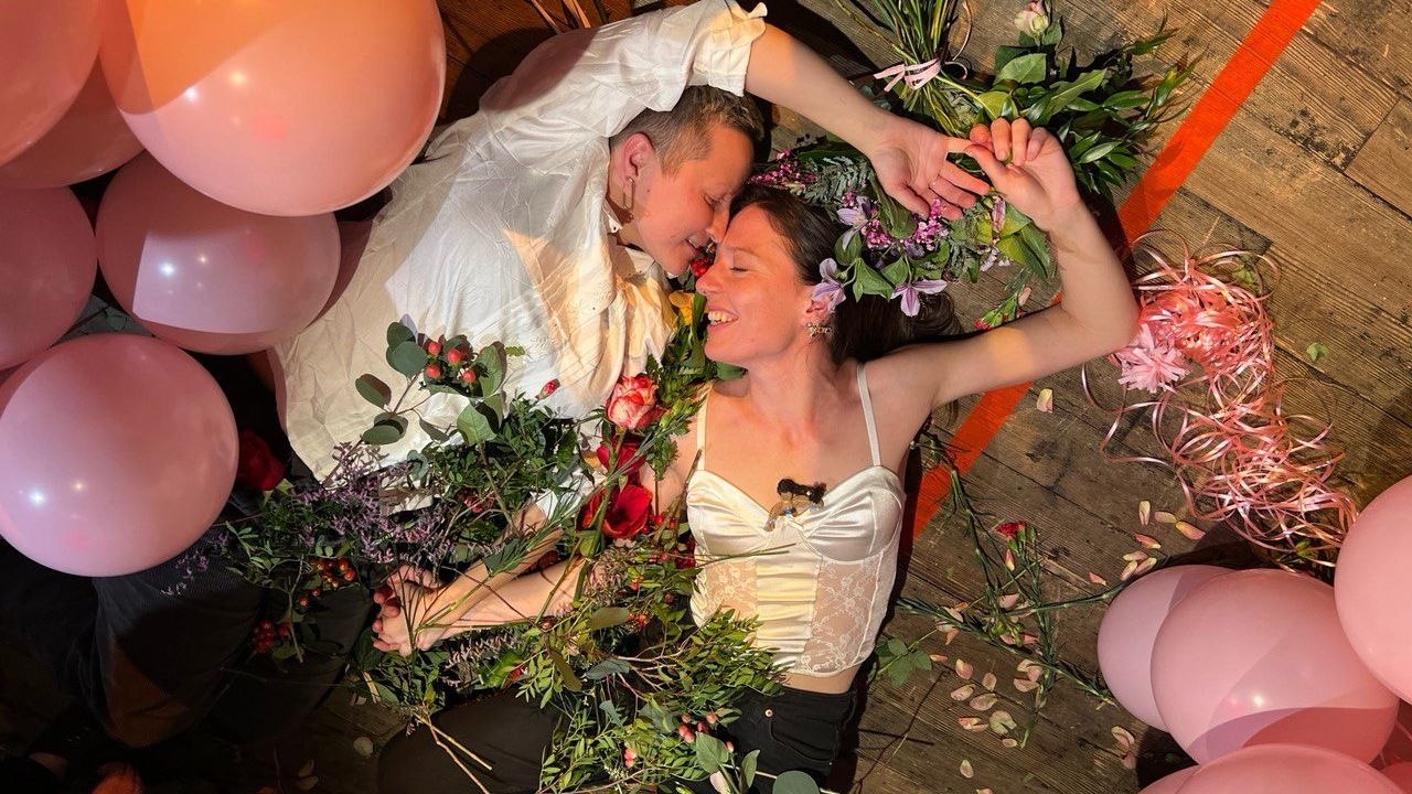 Звезда Клондайк Оксана Черкашина и Зоя Лактионова поженились - фото Звезда Клондайк Оксана Черкашина и Зоя Лактионова поженились - фото