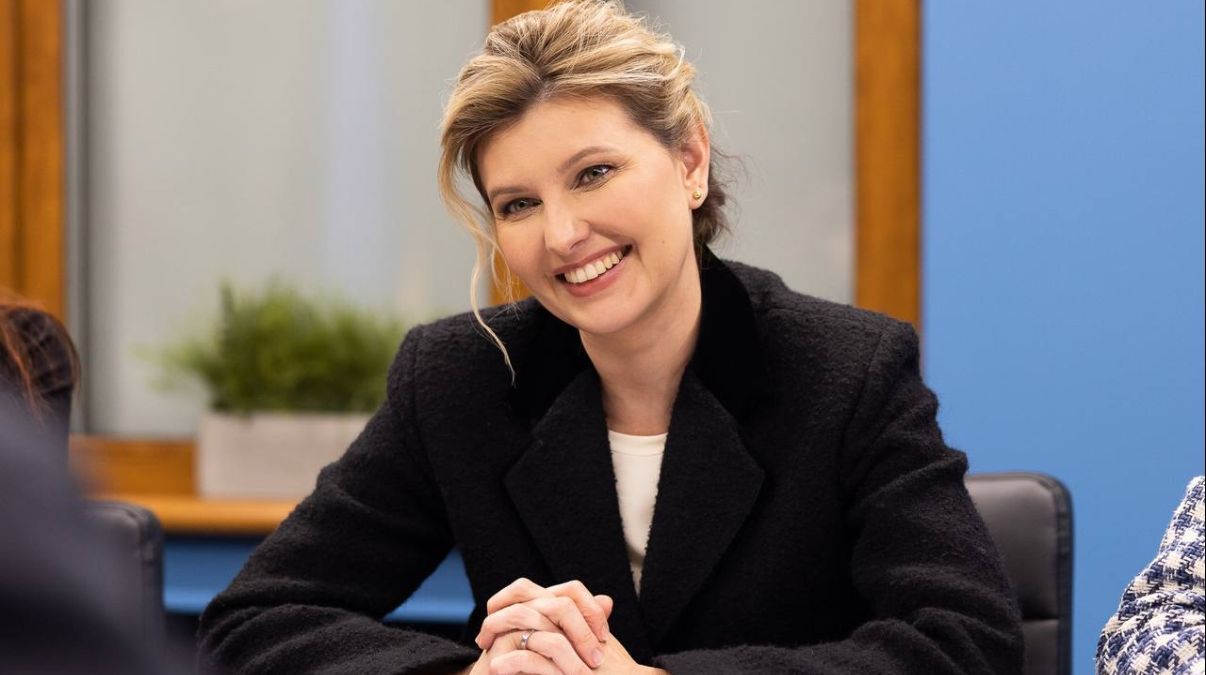 Олена Зеленська позувала в чорному твідовому жакеті – фото образу Олена Зеленська позувала в чорному твідовому жакеті – фото образу