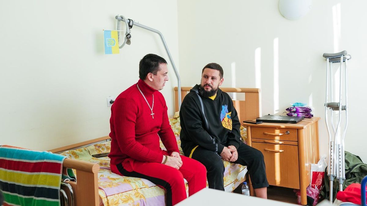 Монатік повернувся в Україну – фото зустрічі з пораненими військовими у Львові 