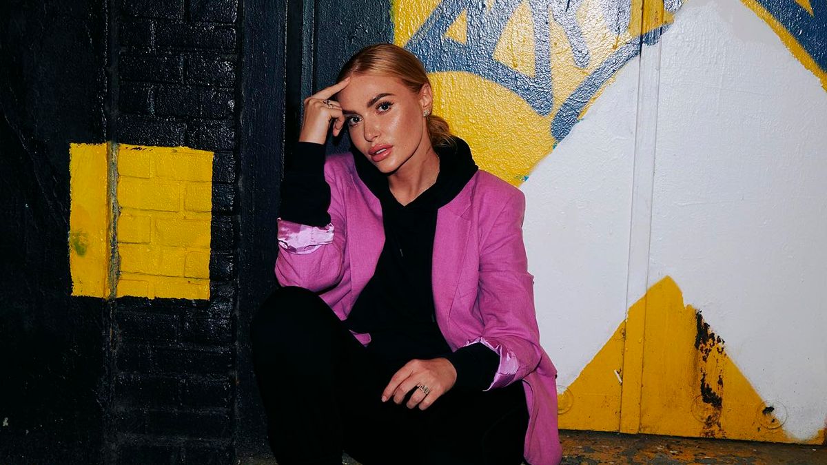 Слава Камінська приїхала в Україну – з ким вона повернулася – відео Слава Камінська приїхала в Україну – з ким вона повернулася – відео