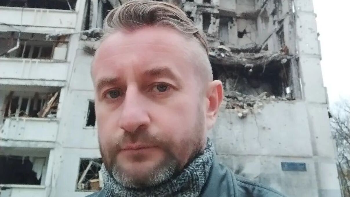 Сергей Жадан показал разрушенную квартиру в Харькове.
