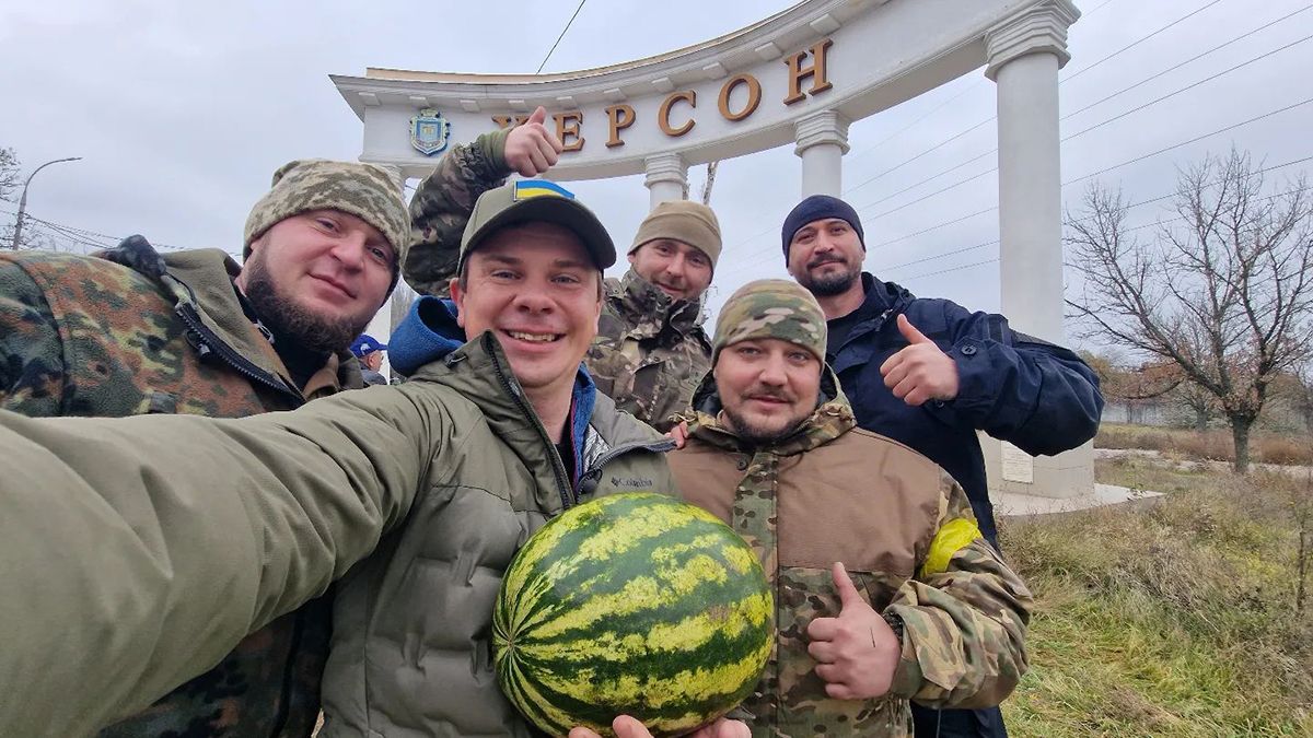 Херсон освободили – Дмитрий Комаров приехал в город – фото с арбузом