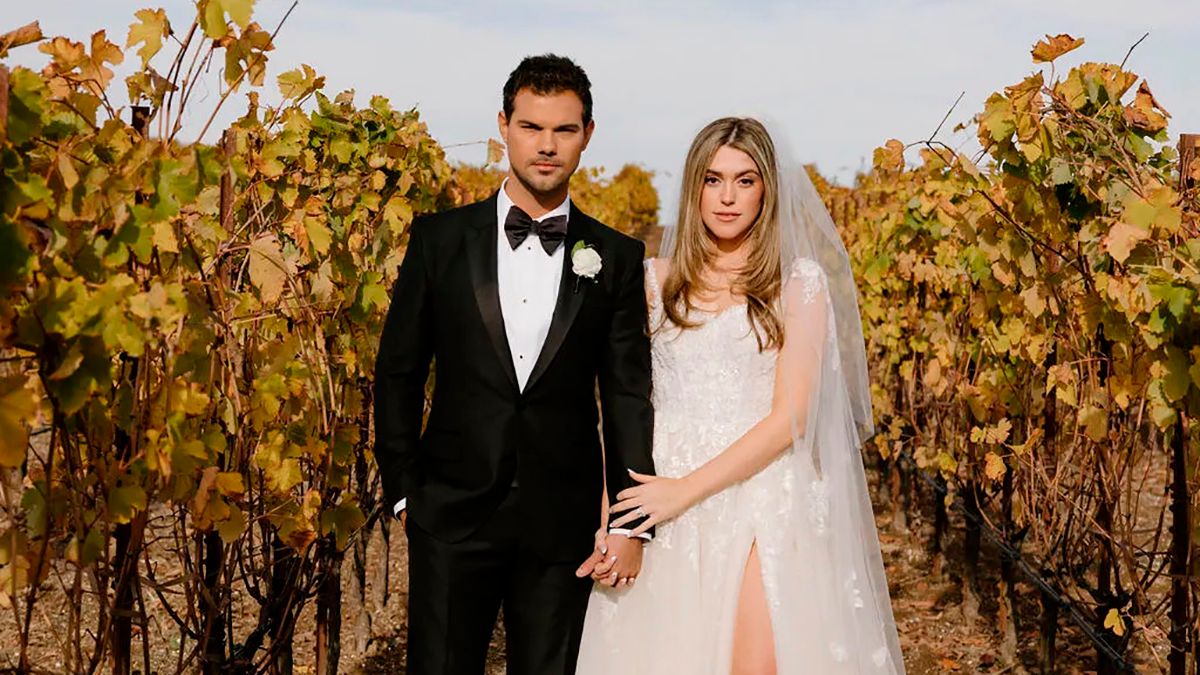 Тейлор Лотнер з Сутінок одружився з медсестрою – фото з весілля Тейлор Лотнер з Сутінок одружився з медсестрою – фото з весілля