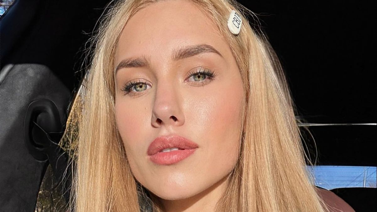 Даша Квіткова з коротким темним волоссям – відео Даша Квіткова з коротким темним волоссям – відео