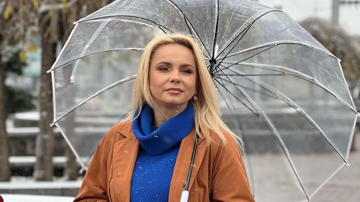 Варіант зимового образу від Лілії Ребрик - фото на тлі снігу Варіант зимового образу від Лілії Ребрик - фото на тлі снігу