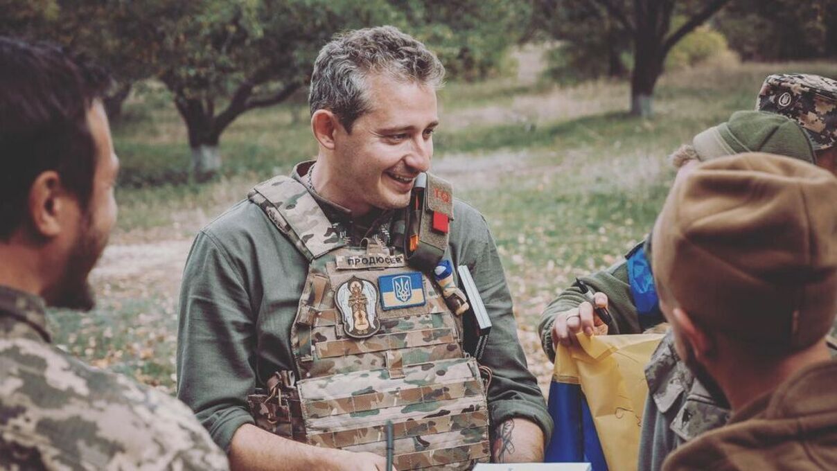 Звільнений Херсон - у центрі міста виступив Коля Сєрга - відео Звільнений Херсон - у центрі міста виступив Коля Сєрга - відео