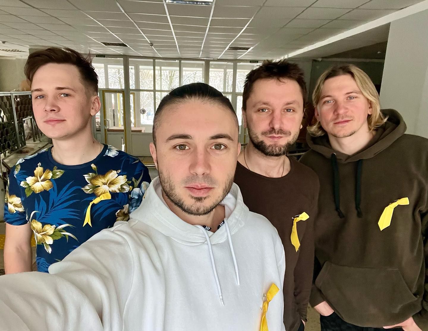 День Достоинства и Свободы – как артисты вспоминают Революцию и одевают желтые ленты. День Достоинства и Свободы – как артисты вспоминают Революцию и одевают желтые ленты.