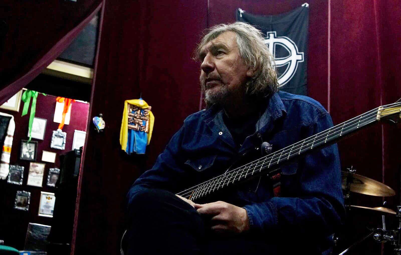 Помер Сергій Степаненко - бас-гітарист гурту Кому Вниз Помер Сергій Степаненко - бас-гітарист гурту Кому Вниз