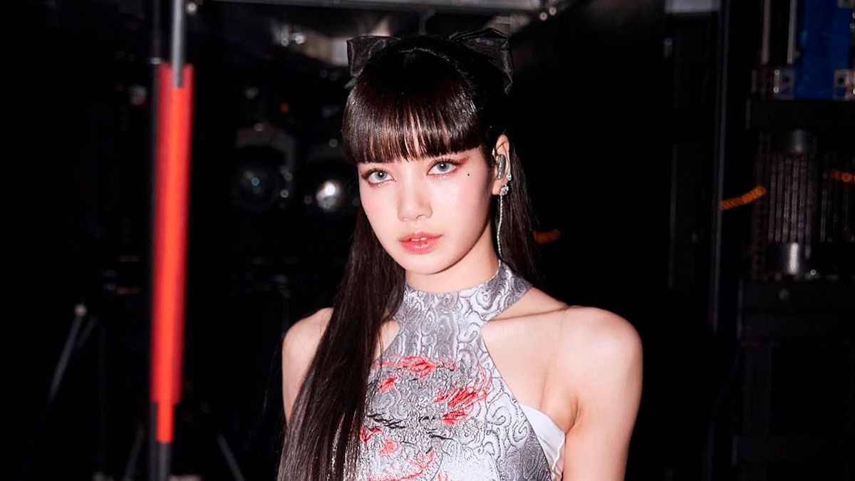 Ліса з Blackpink з'явилася в українській спідниці – скільки вона коштує – відео Ліса з Blackpink з'явилася в українській спідниці – скільки вона коштує – відео