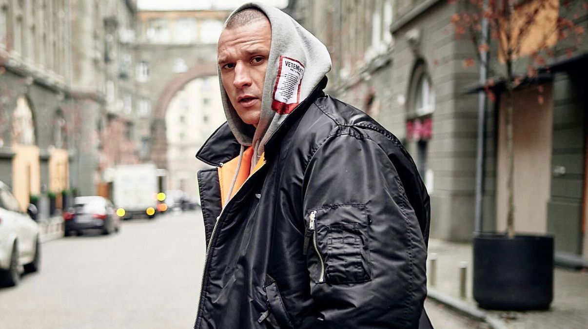 Тарас Цимбалюк поцілувався з дівчиною – фото з незнайомкою Тарас Цимбалюк поцілувався з дівчиною – фото з незнайомкою