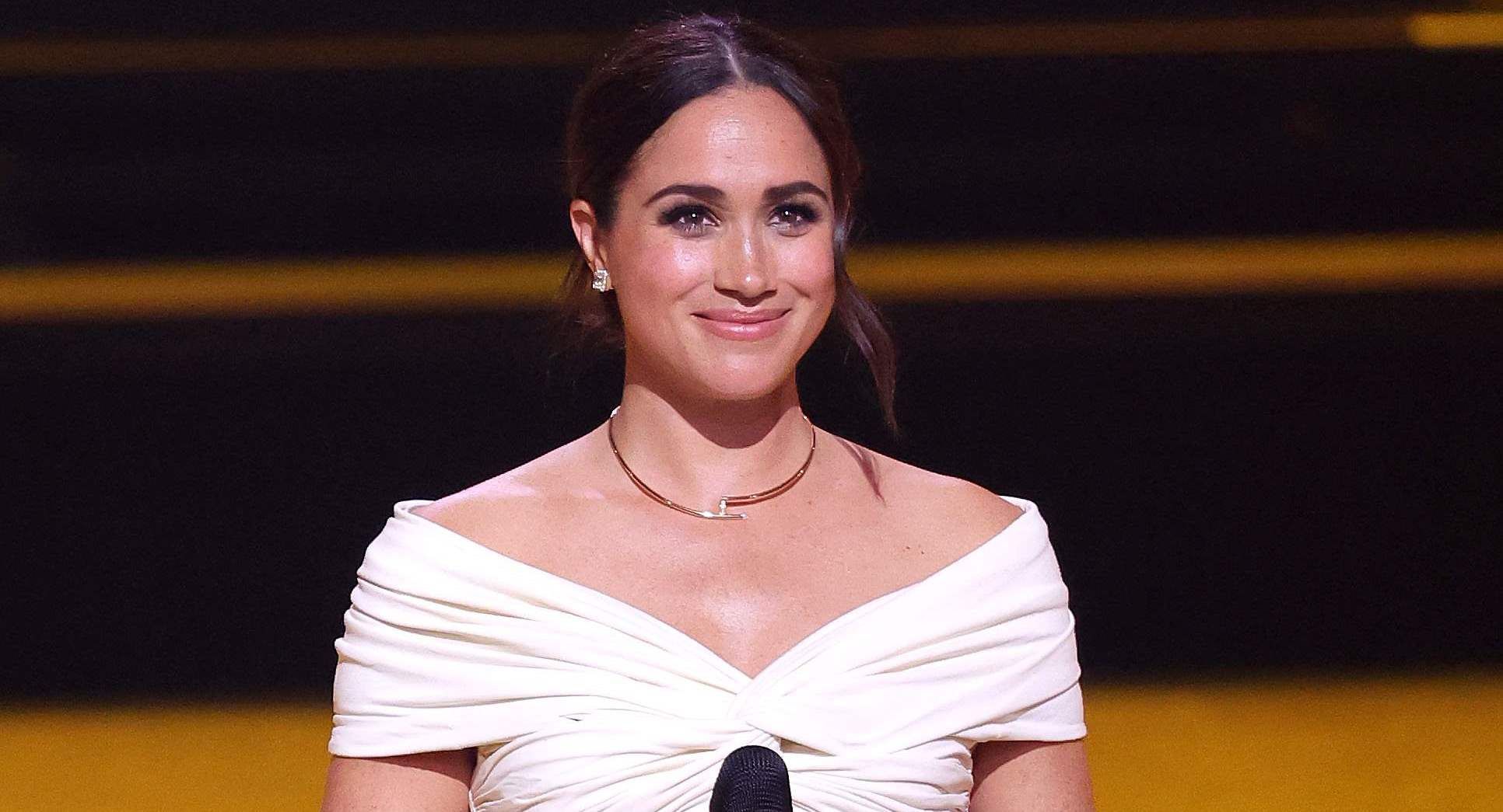 Меган Маркл обрала дорогу підвіску для зустрічі - фото з Амандою Горман Меган Маркл обрала дорогу підвіску для зустрічі - фото з Амандою Горман