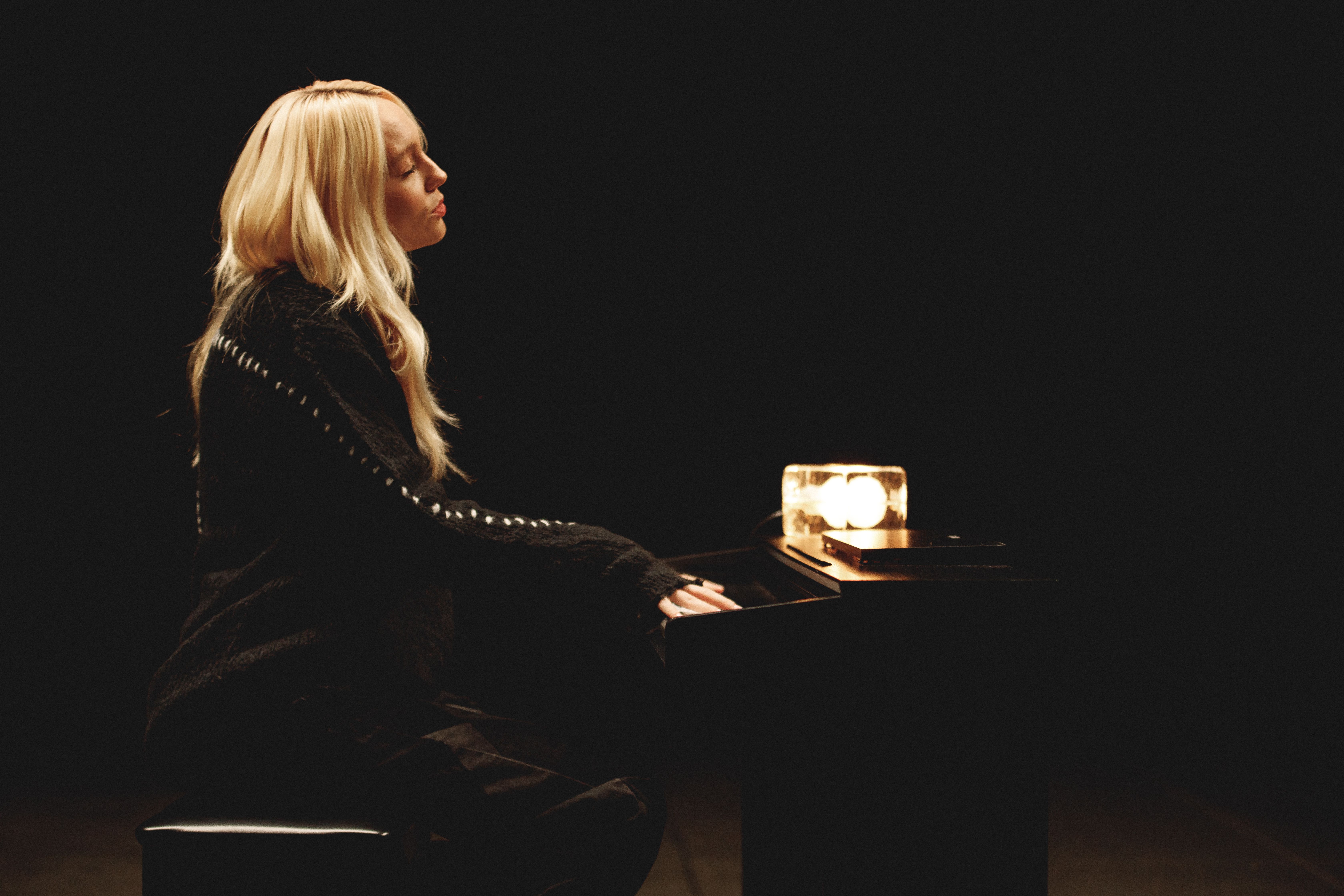 ROXOLANA - Дуже тепла пісня, слухати онлайн ROXOLANA - Дуже тепла пісня, слухати онлайн