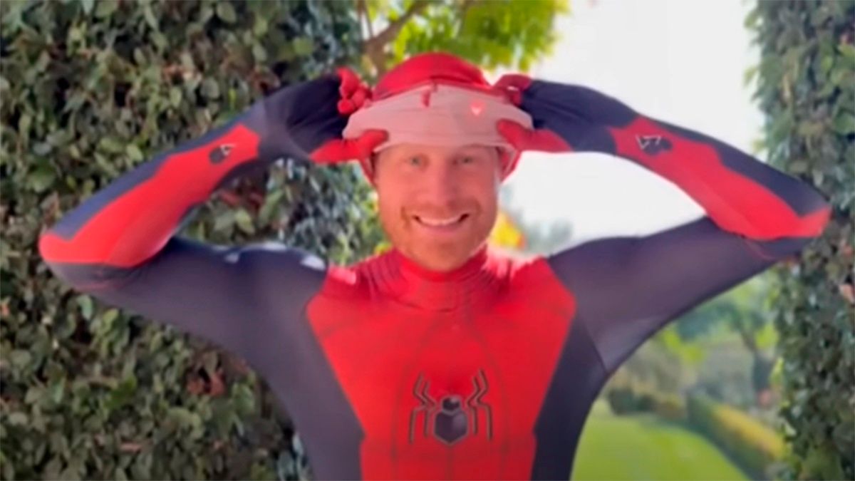 Принц Гарри надел костюм Человека-паука – видео