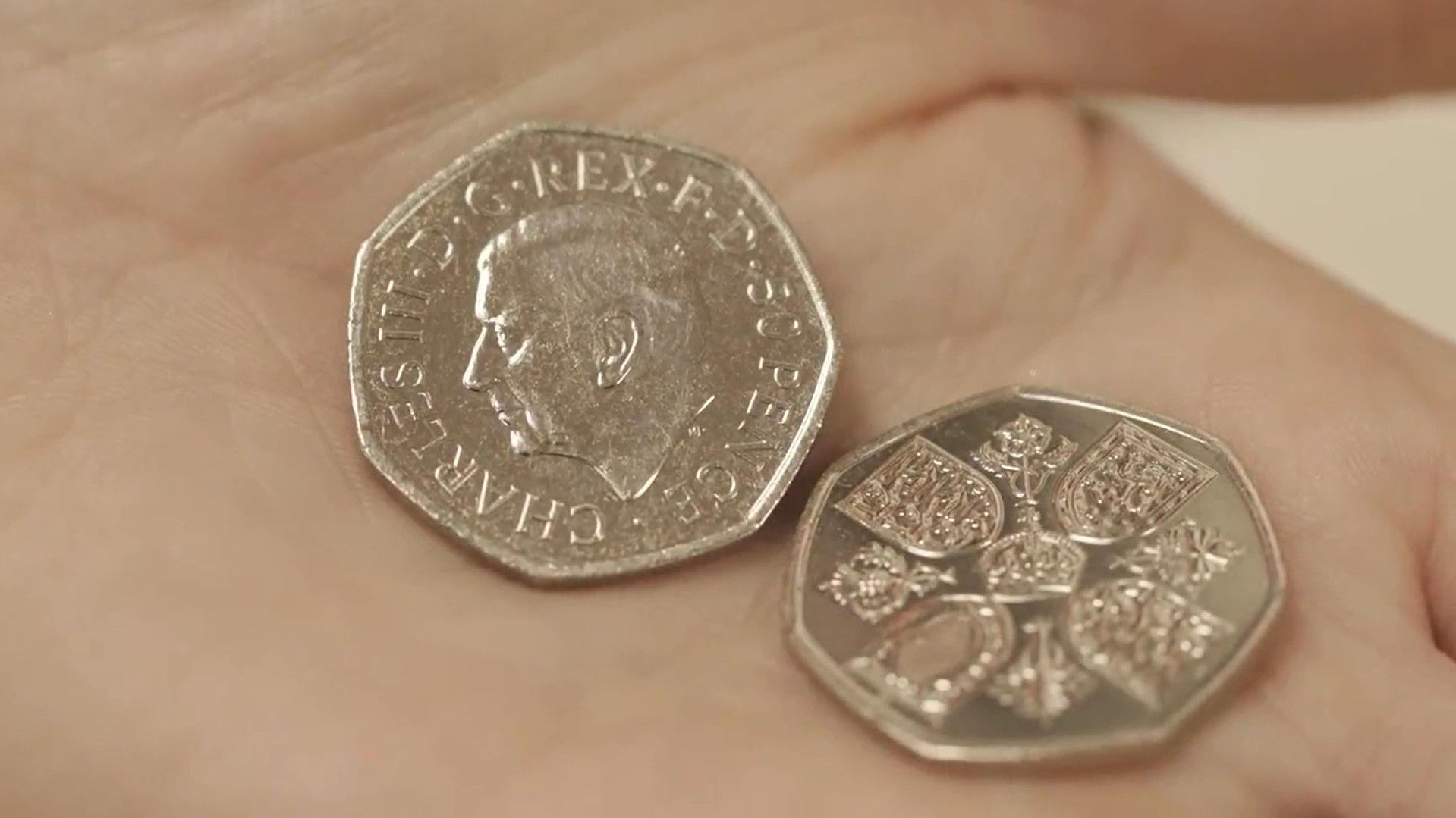 Монети з Чарльзом III випустили в обіг у Великій Британії - відео