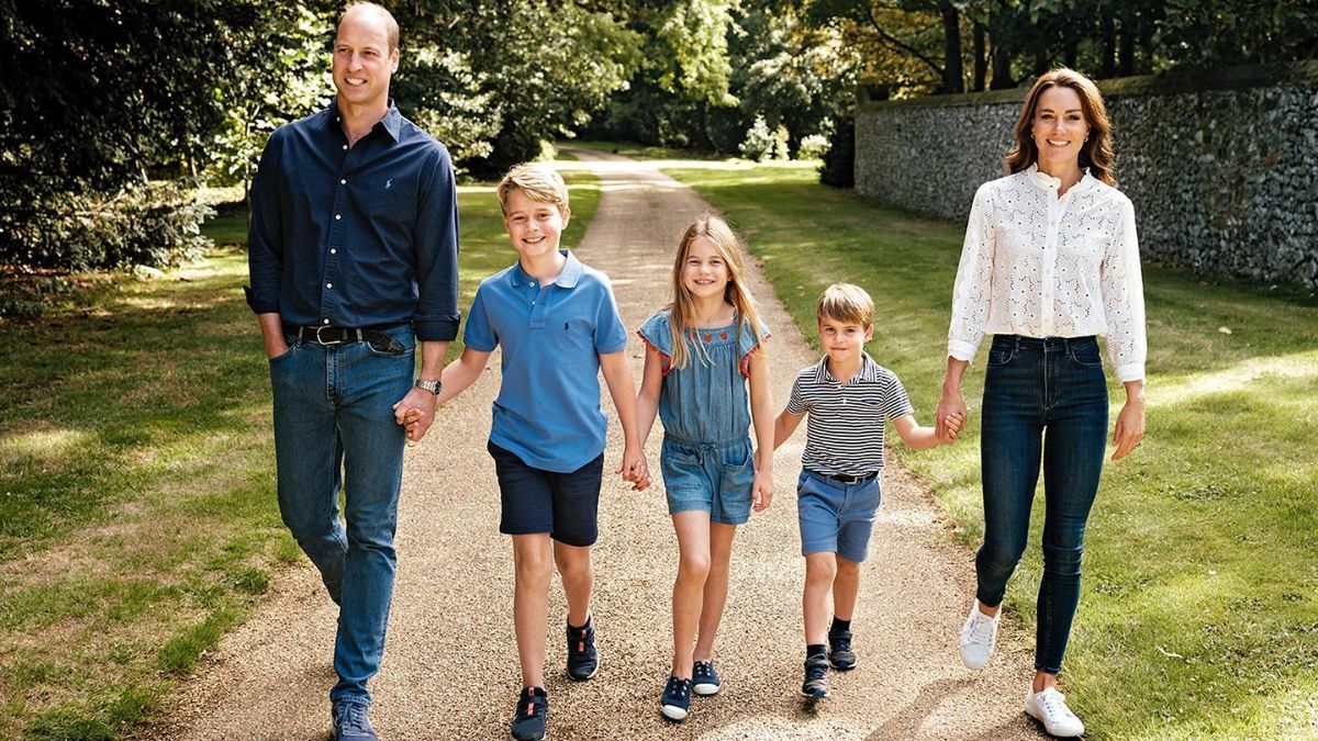 Рождественская открытка Кейт Миддлтон и принца Уильяма – фото с детьми.