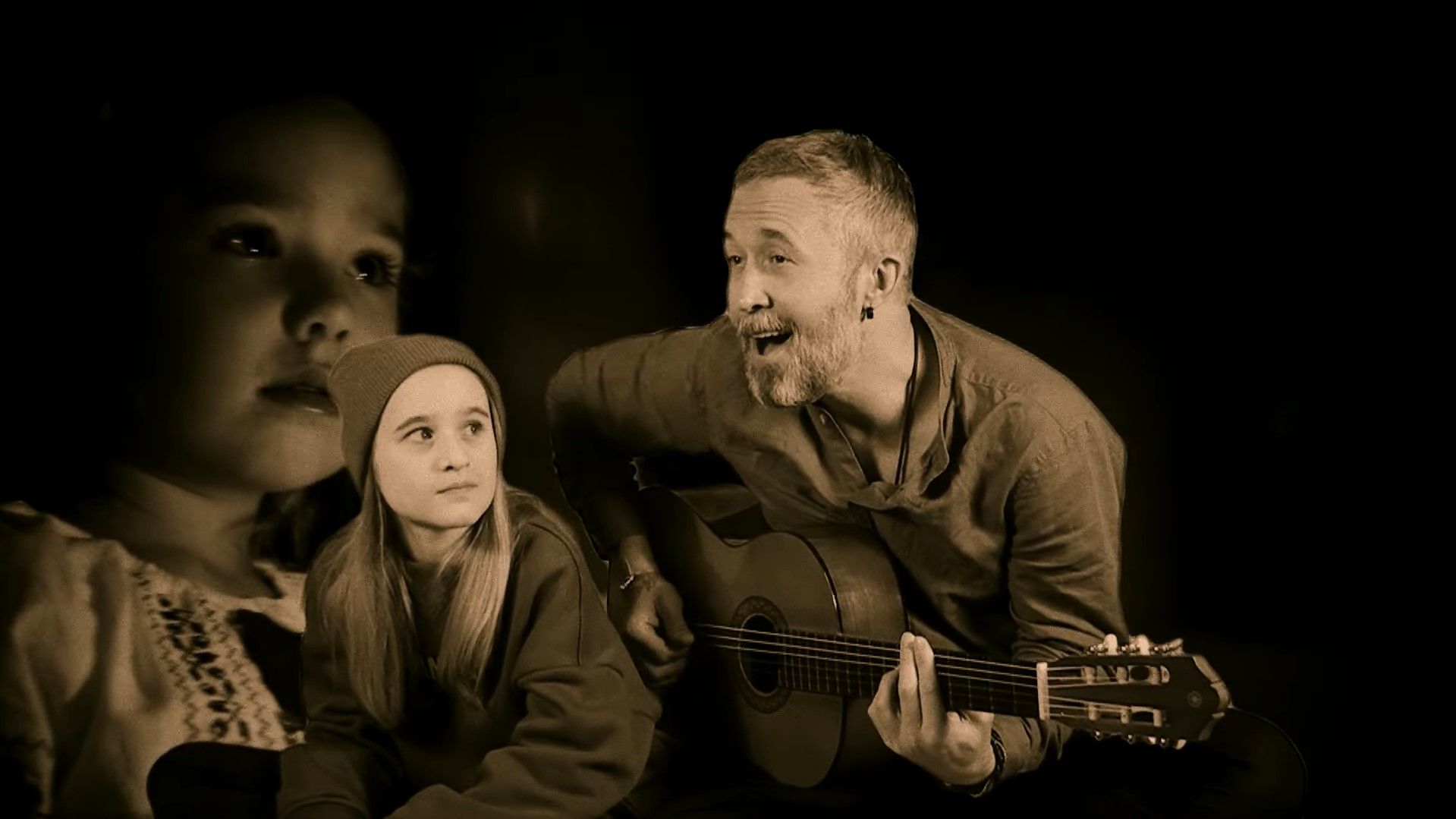 Сергій Бабкін заспівав Тиха ніч з автором Feliz Navidad - відео онлайн Сергій Бабкін заспівав Тиха ніч з автором Feliz Navidad - відео онлайн