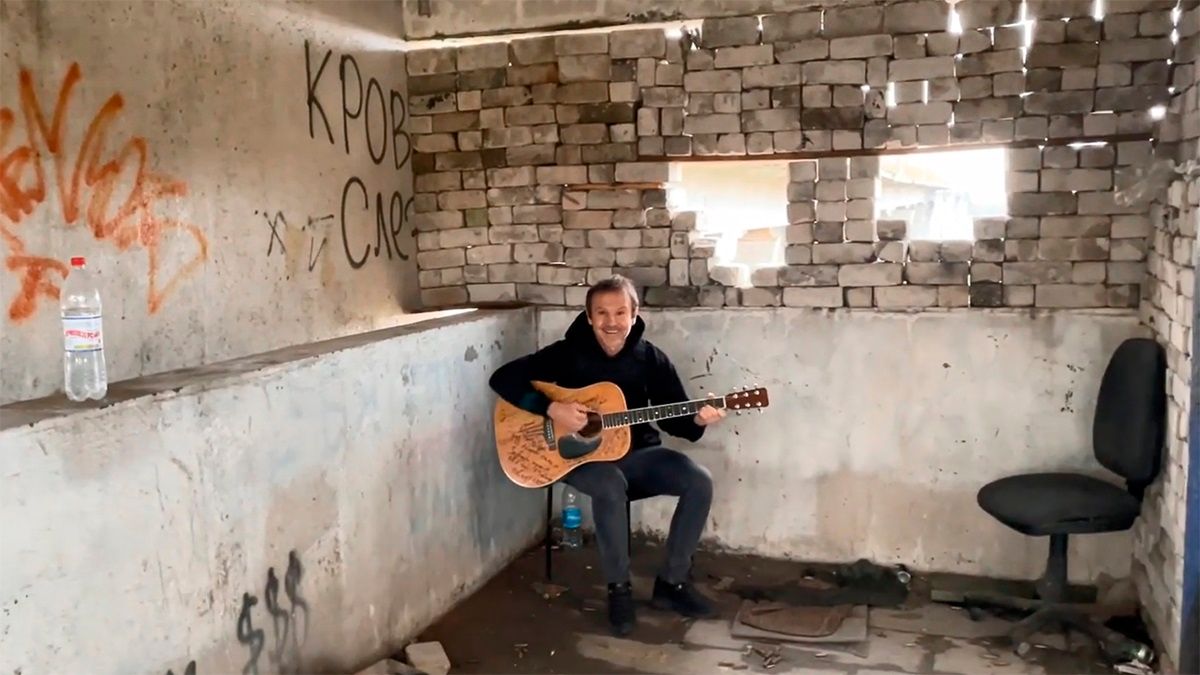 Святослав Вакарчук у Херсоні – заспівав на Антонівському мосту – відео