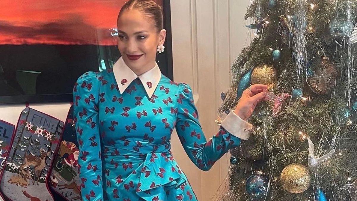 На Різдво Дженніфер Лопес була у блакитній сукні – фото біля ялинки