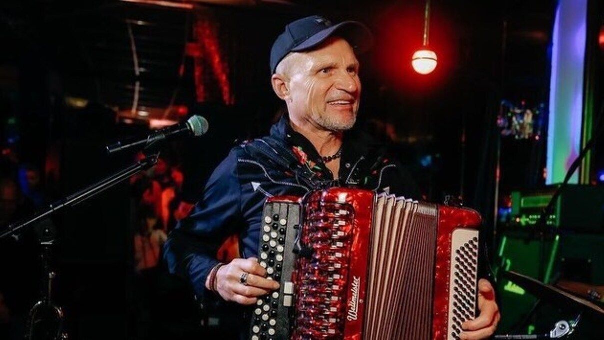 Олег Скрипка выступил на киевском вокзале – видео захватило сеть Олег Скрипка выступил на киевском вокзале – видео захватило сеть