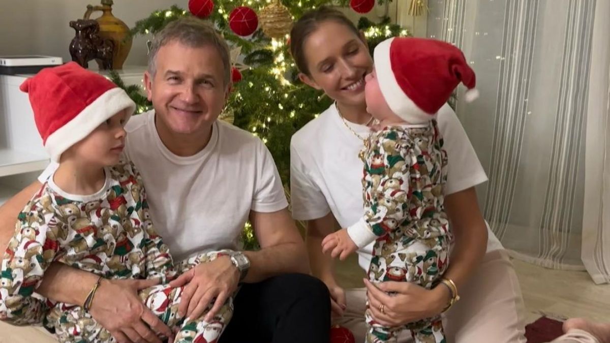 Катя Осадчая и Юрий Горбунов с сыновьями – семейное фото у елки Катя Осадчая и Юрий Горбунов с сыновьями – семейное фото у елки