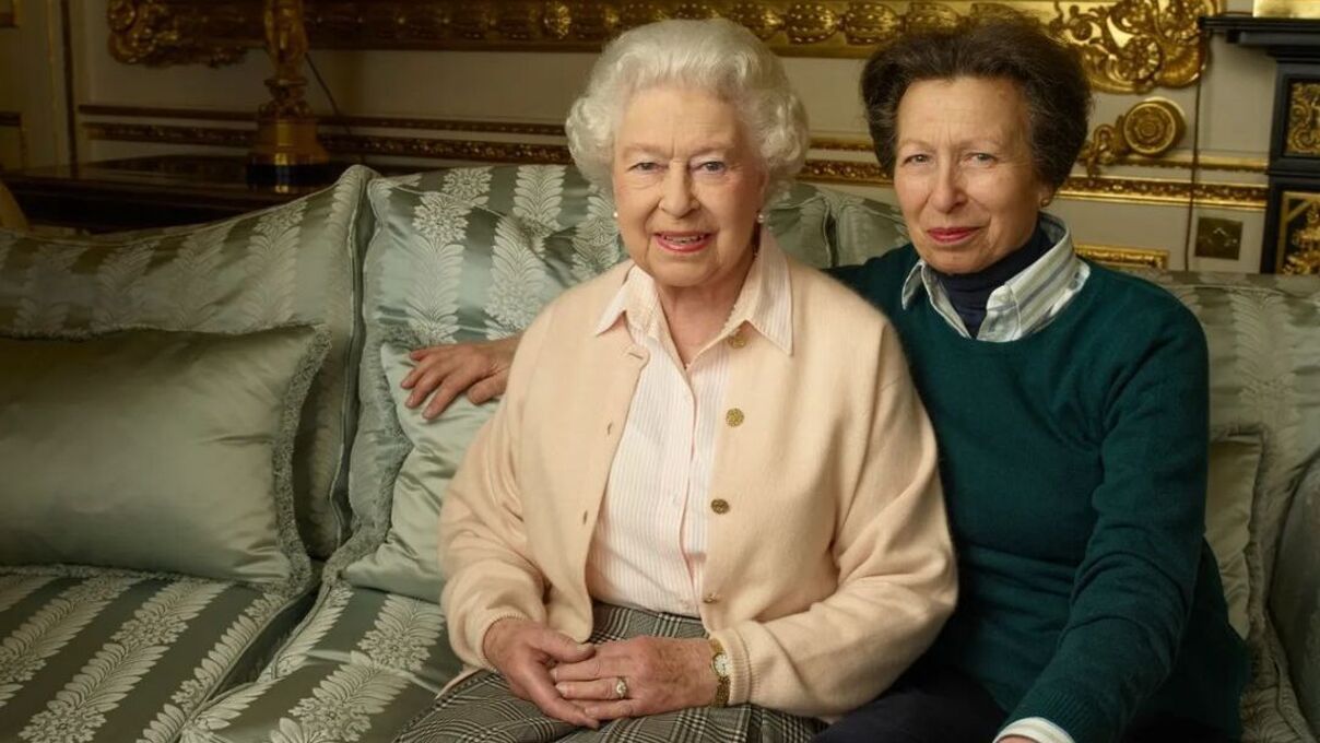 Принцесса Анна показала рождественскую открытку, где почтила Елизавету II Принцесса Анна показала рождественскую открытку, где почтила Елизавету II