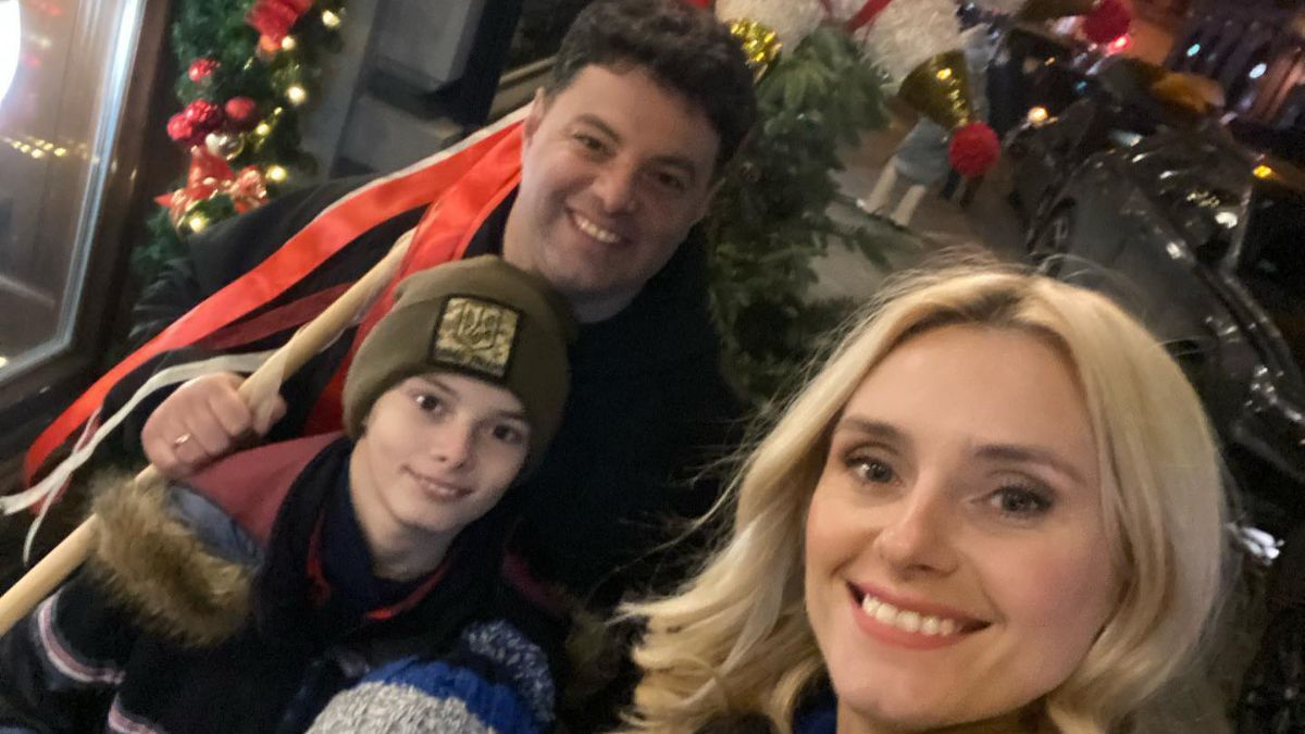 Ірина Федишин у Львові – фото з прогулянки з чоловіком і дітьми Ірина Федишин у Львові – фото з прогулянки з чоловіком і дітьми