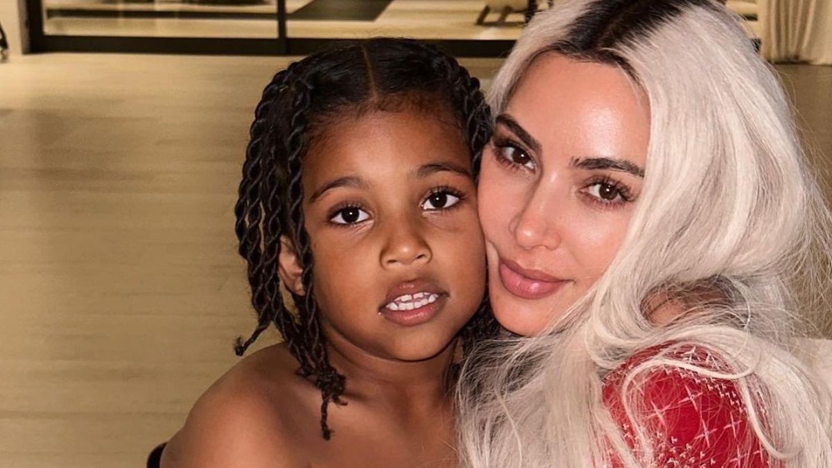 Кім Кардашян з натуральним волоссям і без макіяжу – як левиця виглядає вдома Кім Кардашян з натуральним волоссям і без макіяжу – як левиця виглядає вдома