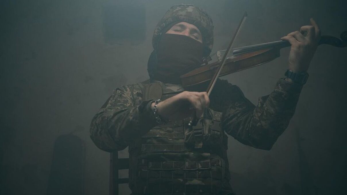 Участник Нацотбора Moisei сыграл в освобожденном Изюме - видео Участник Нацотбора Moisei сыграл в освобожденном Изюме - видео