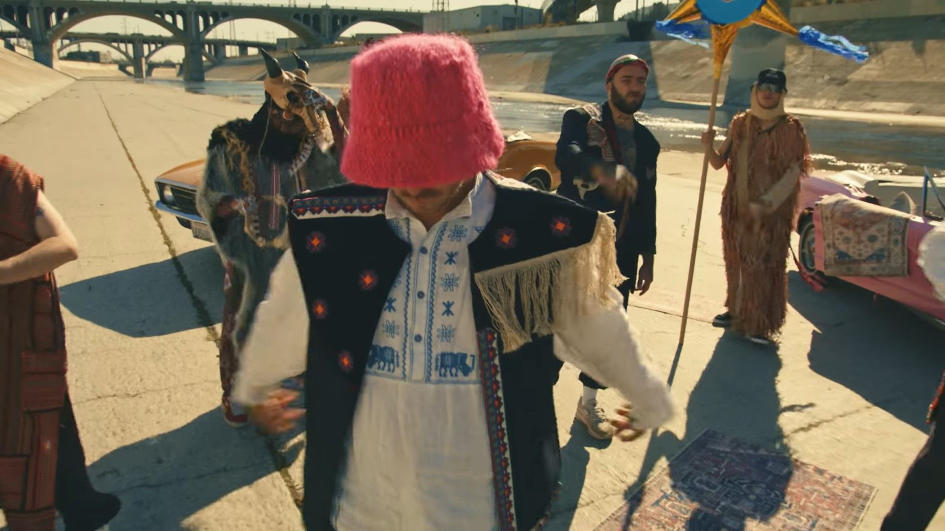 Kalush Orchestra заспівали Щедрий вечір у США - кліп з Шварценеггером Kalush Orchestra заспівали Щедрий вечір у США - кліп з Шварценеггером