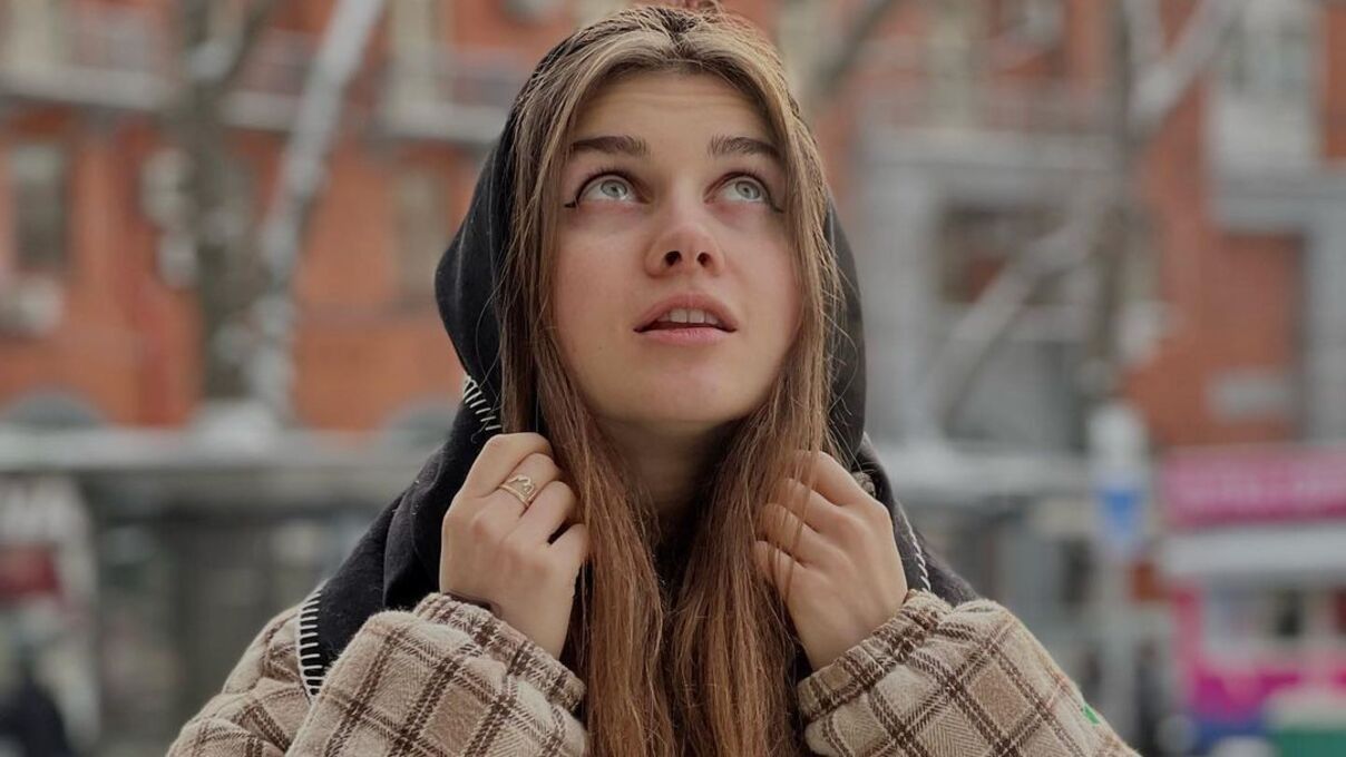 Jerry Heil тренируется после падения со сломанным ребром. Jerry Heil тренируется после падения со сломанным ребром.